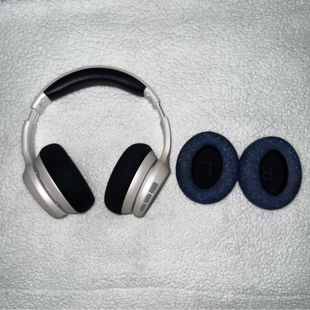 Silver and Black Over-Ear Raycon Headphones with Extra Blue Cushions